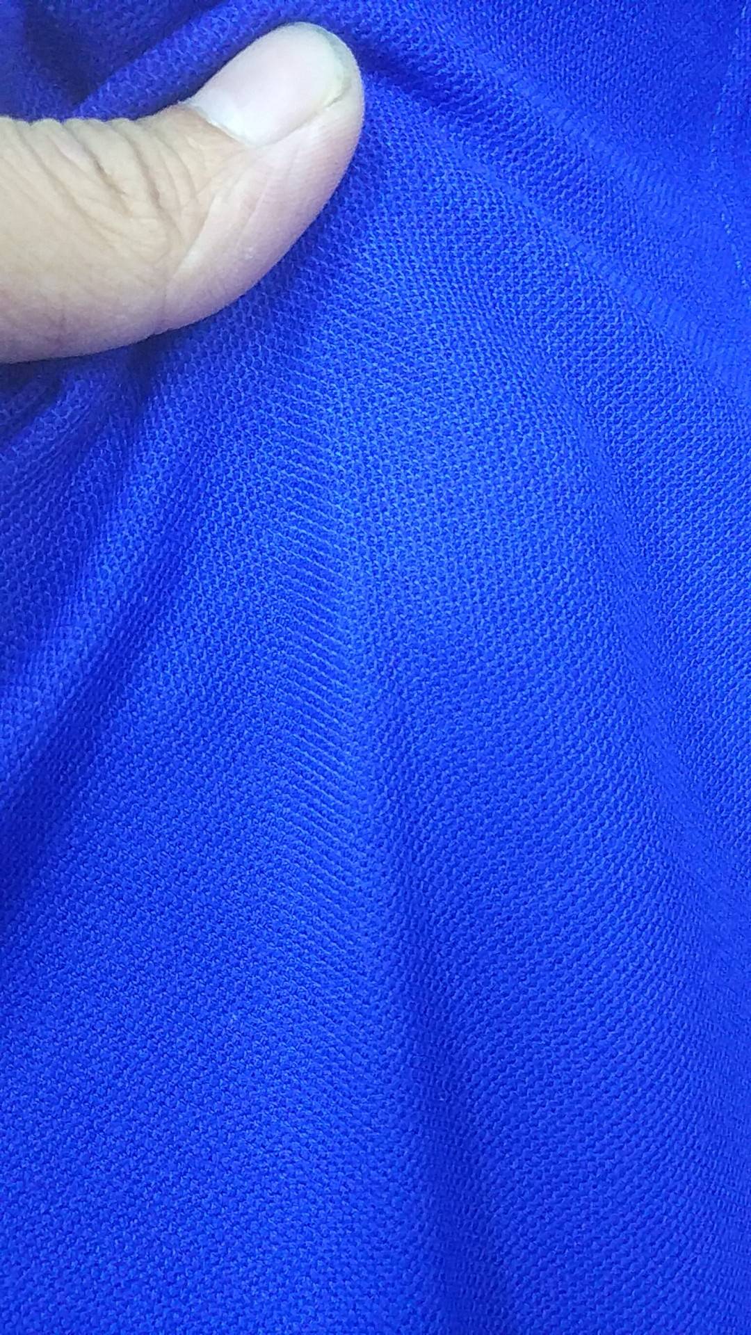 氨纶弹力面料拉伸展示，团体服饰定制面料知识