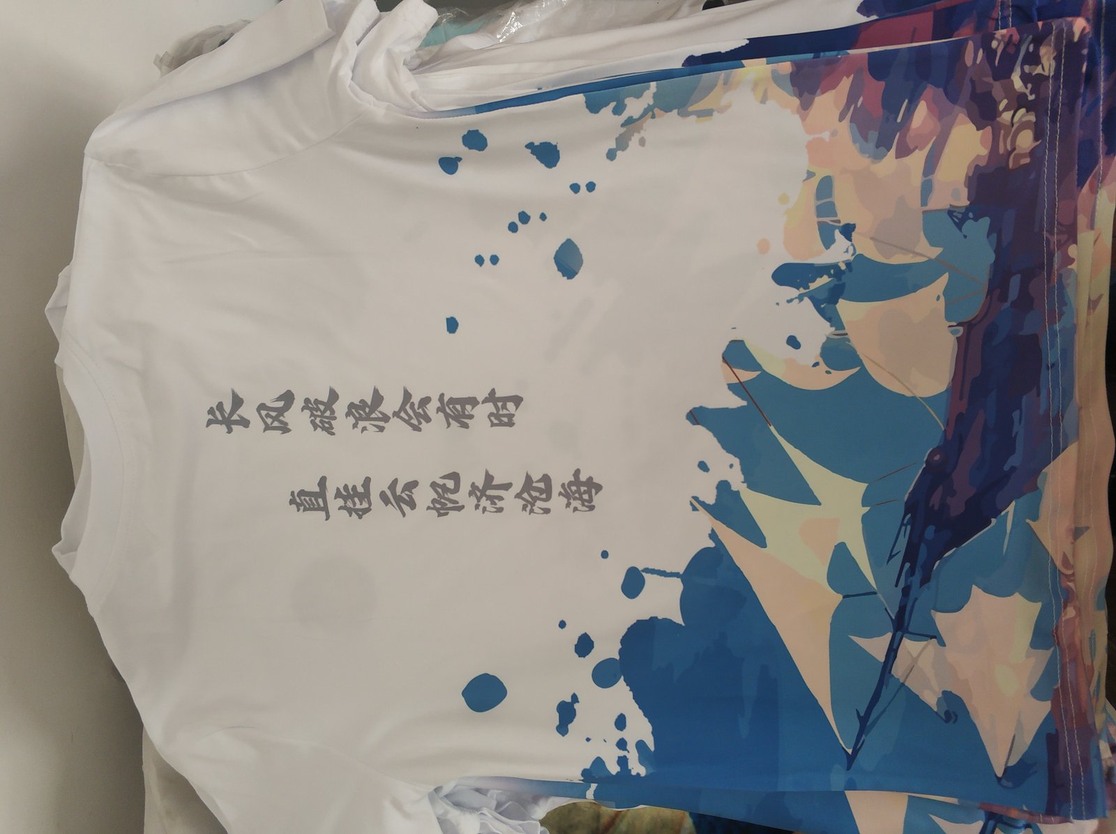白色圆领T恤蓝色水墨抽象印花配书法诗句——原创设计图案示例