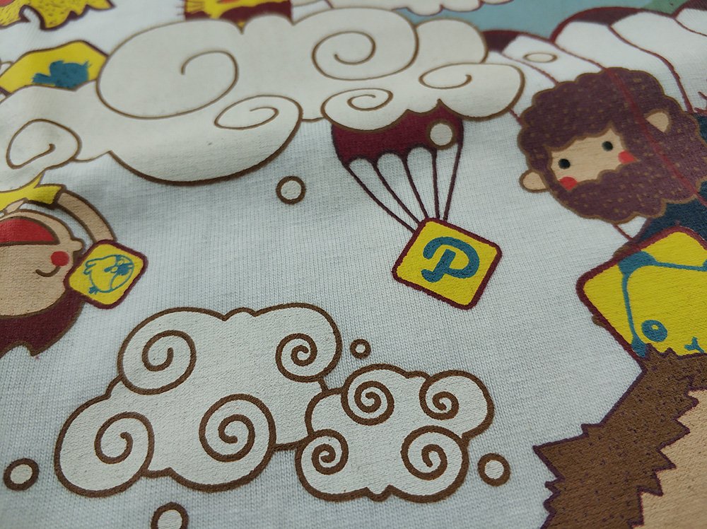 白色T恤彩色卡通云朵风筝人物场景插画