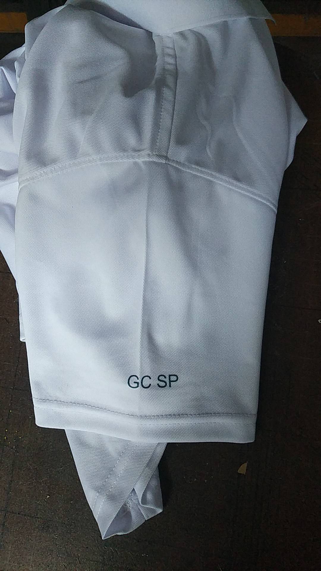 白色翻领衬衫工作服印logo定制案例，服务员工作服印字效果