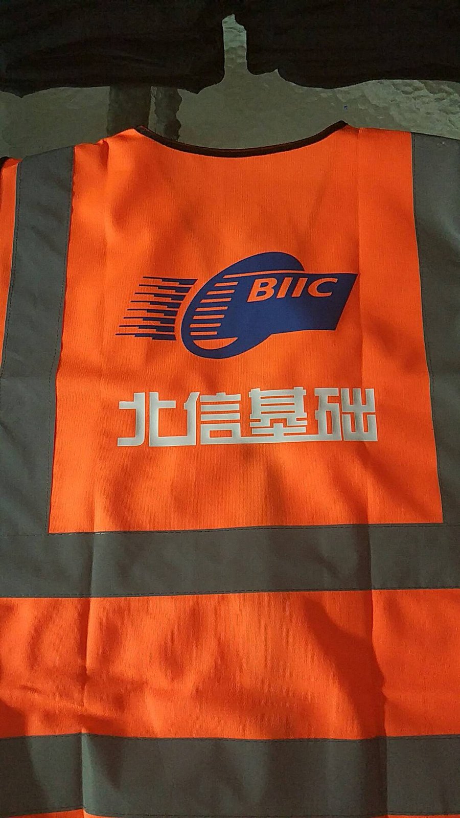 橙色反光安全工作马甲平铺两条灰色反光条