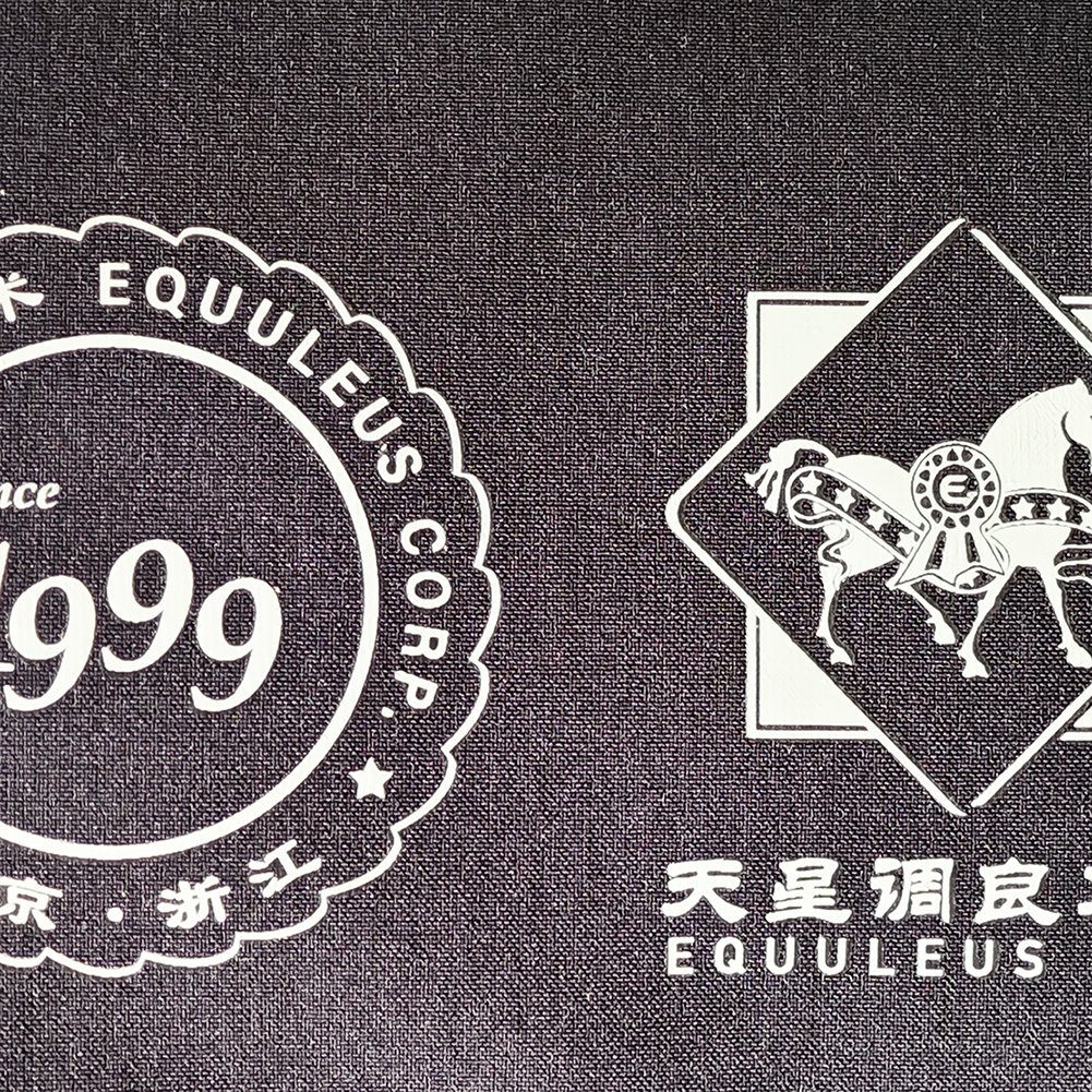 深色网眼布面料上的圆形马术俱乐部徽章热转印