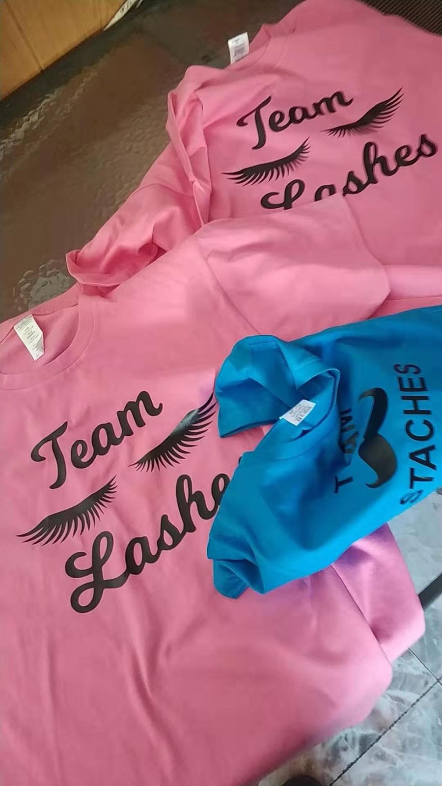 粉色连帽卫衣黑色Team Lashes字样印花
