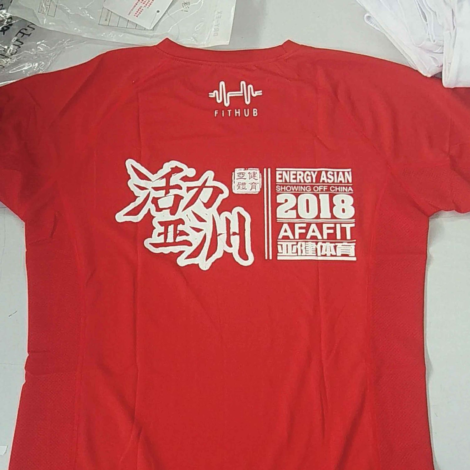 红色速干圆领运动T恤背面印心电图logo与大字