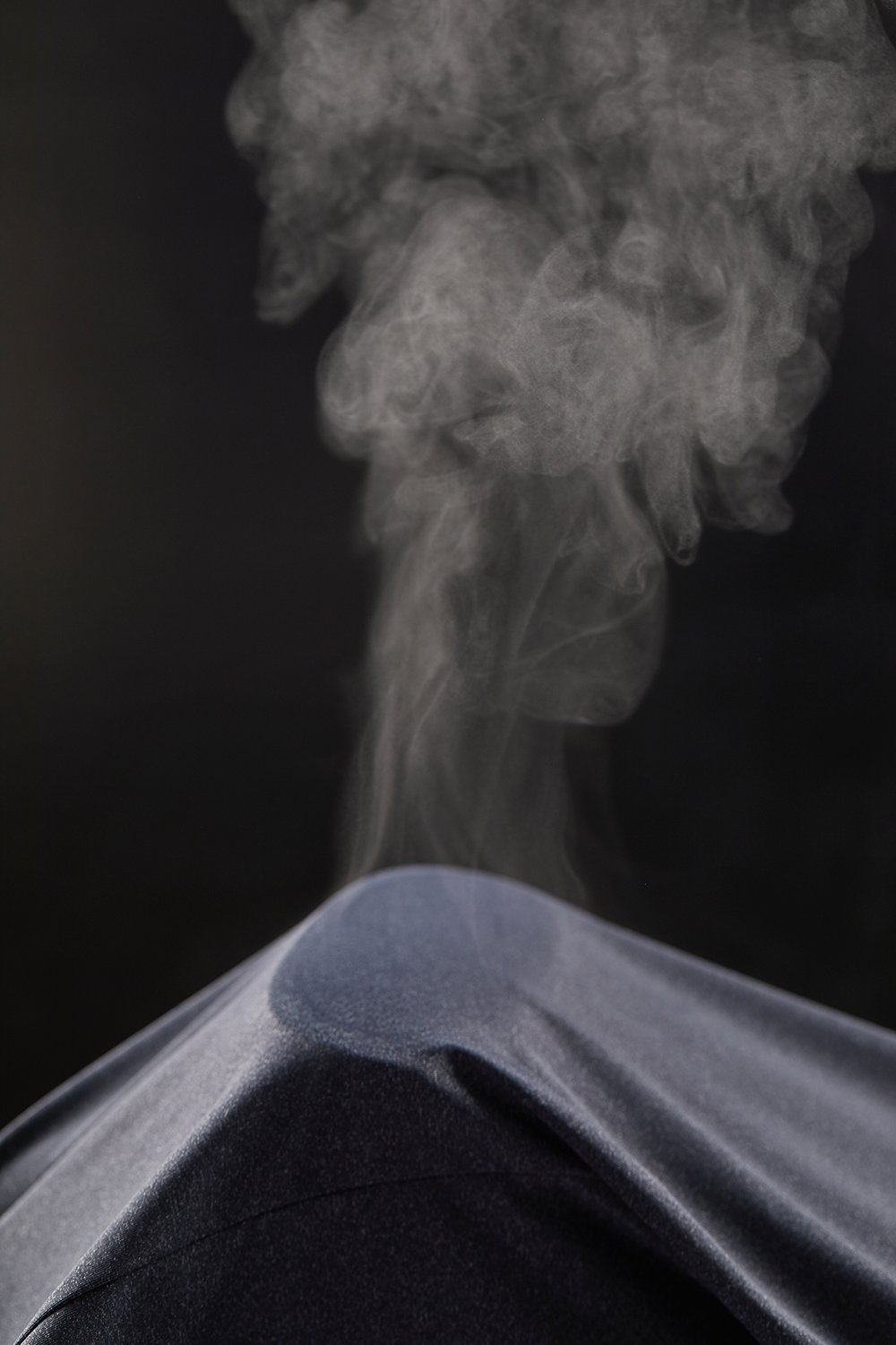 深色布料造型成山顶轮廓的面料质感艺术图