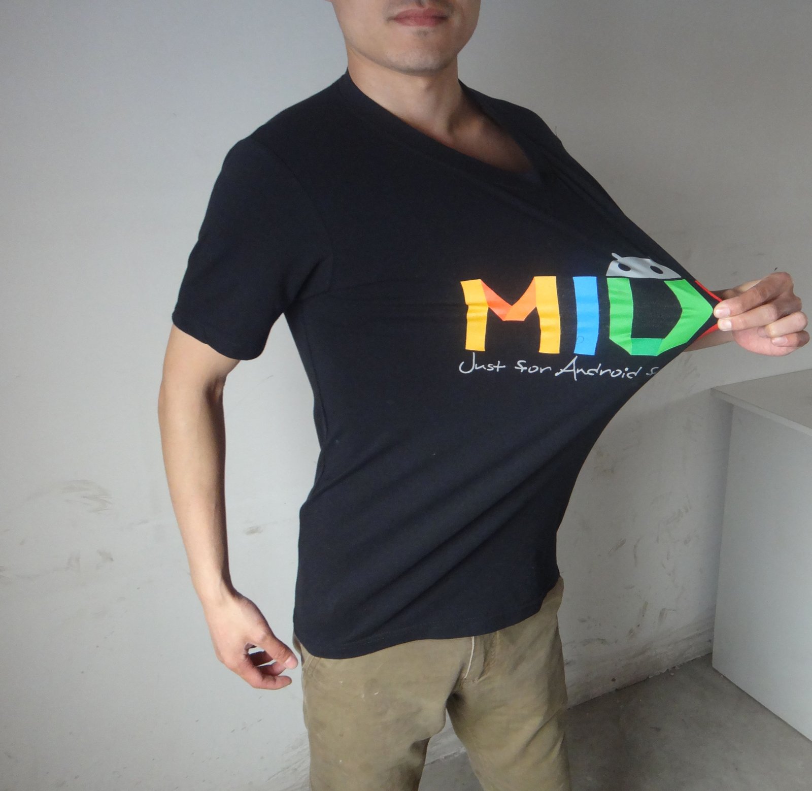 黑色圆领短袖T恤男模上身彩色渐变MID字母